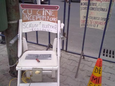 FOTO! Protestarii de la Universitate au adus un "scaun electric ecologic": "Ghici cu cine incepem?!"