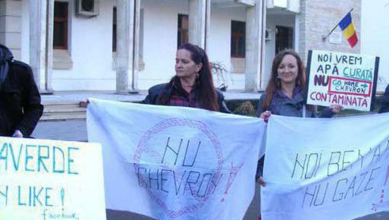 Mini-protest in Constanta impotriva exploatarii gazelor de sist: 