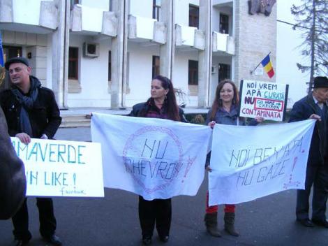 Mini-protest in Constanta impotriva exploatarii gazelor de sist: "Go home, Chevron!”