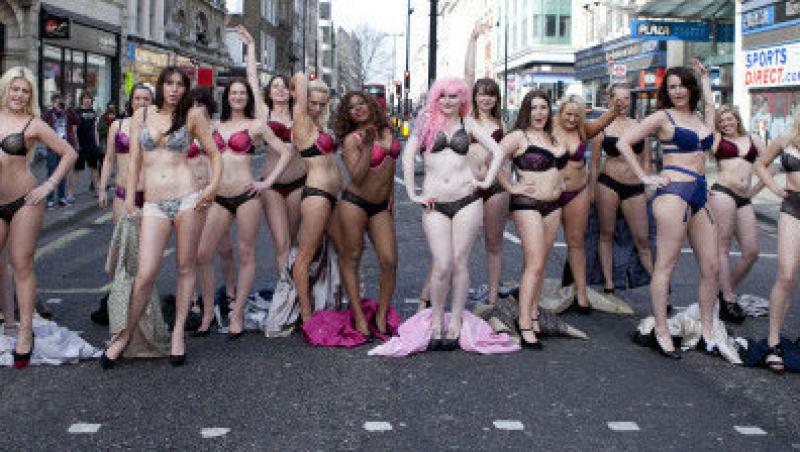 VIDEO! O armata de femei au defilat in Londra doar in lenjerie intima