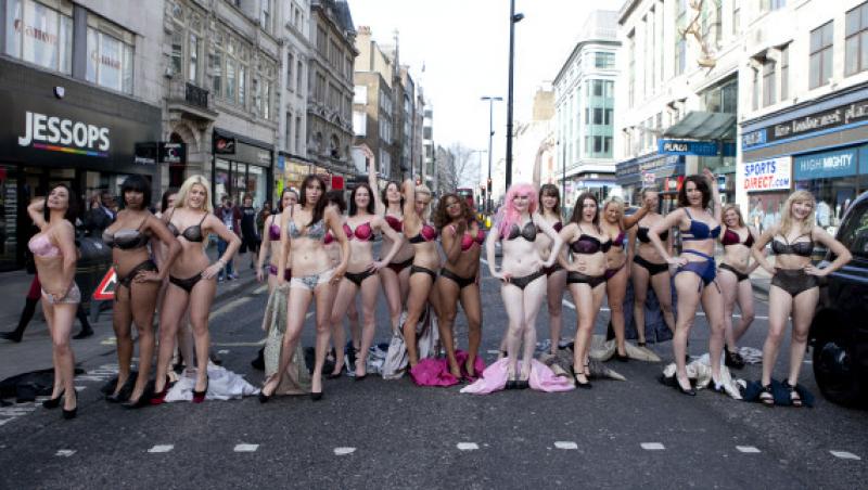 VIDEO! O armata de femei au defilat in Londra doar in lenjerie intima