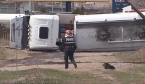 VIDEO! Pericol de explozie in Buzau: O cisterna cu 33 de tone de motorina si benzina s-a rasturnat