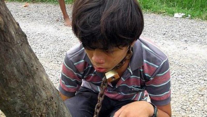 Pedeapsa in Cambodgia: Un tata si-a legat fiul cu lantul, de un copac