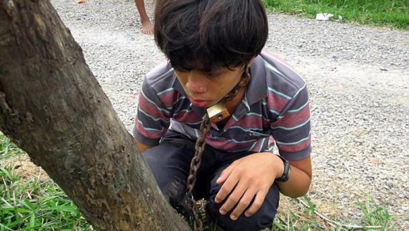 Pedeapsa in Cambodgia: Un tata si-a legat fiul cu lantul, de un copac
