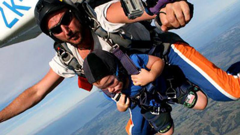 Noua Zeelanda: Un tata a vrut sa faca sky-diving cu fiul sau de 2 ani