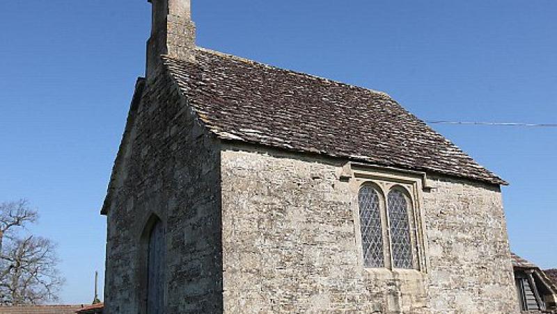 FOTO! Vezi cum arata cea mai mica biserica din Marea Britanie!