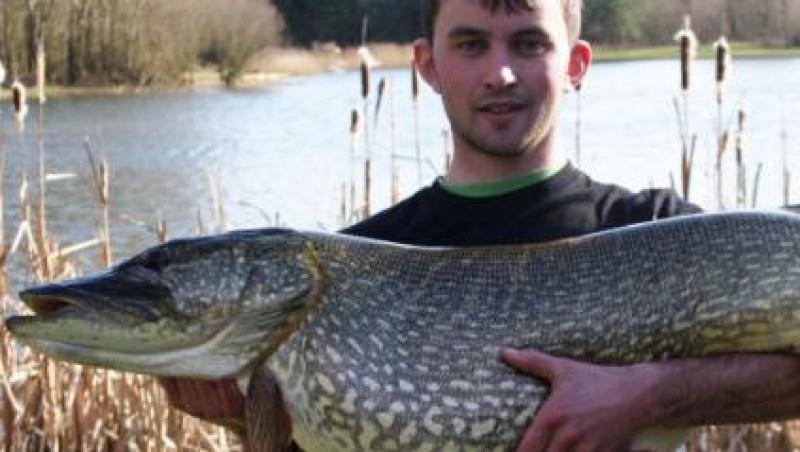 Record britanic: Un pescar a prins o stiuca de 20 de kilograme