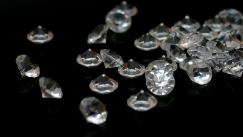 VIDEO! Saculet cu diamante de 10.000 de euro, gasit in lift de o rusoaica