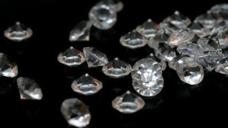 VIDEO! Saculet cu diamante de 10.000 de euro, gasit in lift de o rusoaica