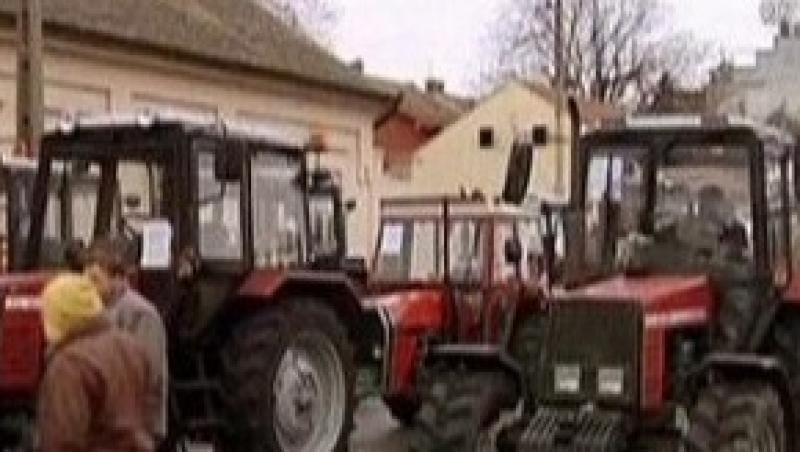 VIDEO! Fermierii sarbi au blocat traficul cu tractoarele in Voivodina