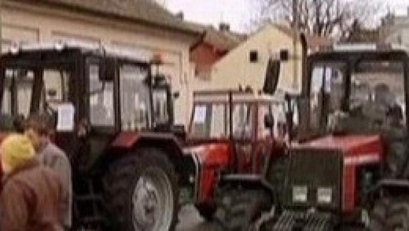 VIDEO! Fermierii sarbi au blocat traficul cu tractoarele in Voivodina