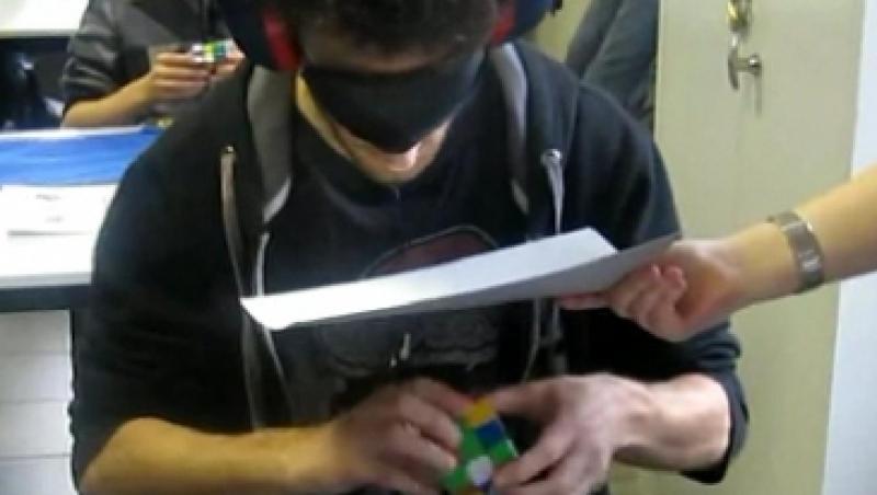 VIDEO! El rezolva un cub Rubik in mai putin de 30 de secunde!