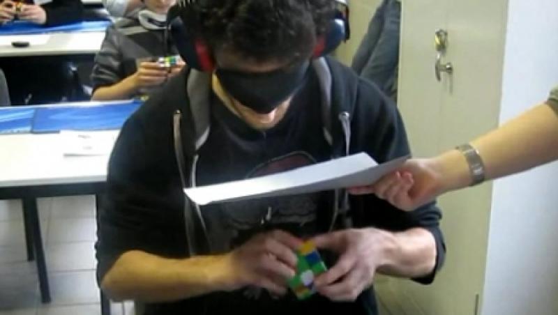 VIDEO! El rezolva un cub Rubik in mai putin de 30 de secunde!