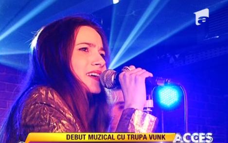 VIDEO! Julie, fata Danei Savuica, a debutat in muzica!