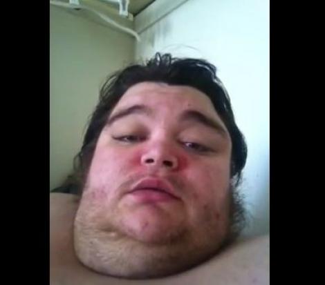 Emotionant: Un tanar obez a cerut ajutor pe Youtube pentru a slabi
