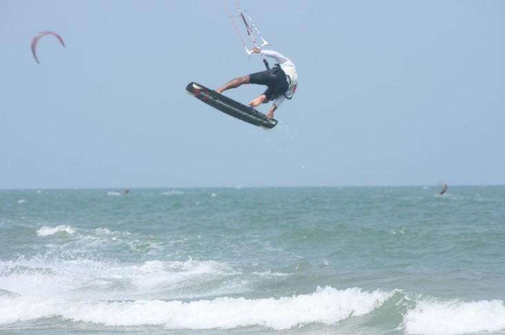 Un polonez a ramas blocat 40 de ore in Marea Rosie si s-a aparat de rechini cu un cutit