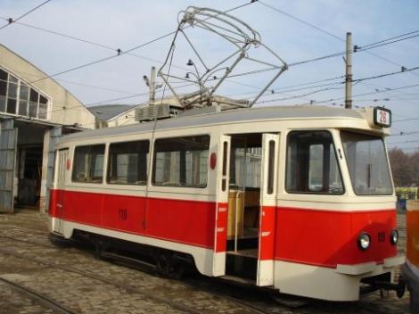 VIDEO! Craiova: Cinci oameni spulberati pe un refugiu de tramvai de o masina de lux
