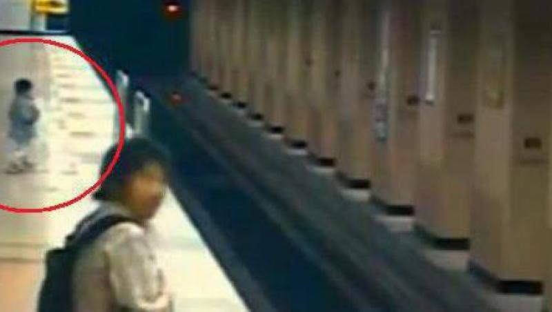 VIDEO! Coreea de Sud: Un copil care a cazut pe sinele de la metrou, salvat in ultima clipa