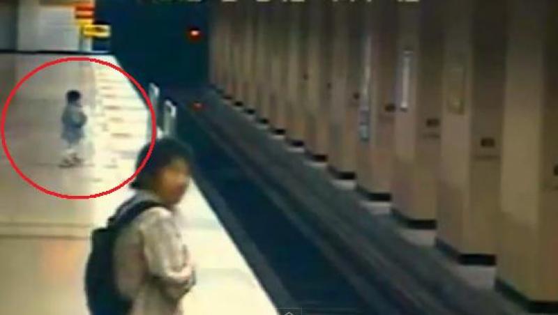 VIDEO! Coreea de Sud: Un copil care a cazut pe sinele de la metrou, salvat in ultima clipa
