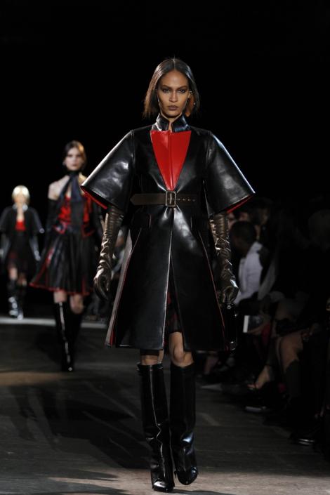 FOTO! Givenchy, colectie de inspiratie gotica pentru iarna 2012