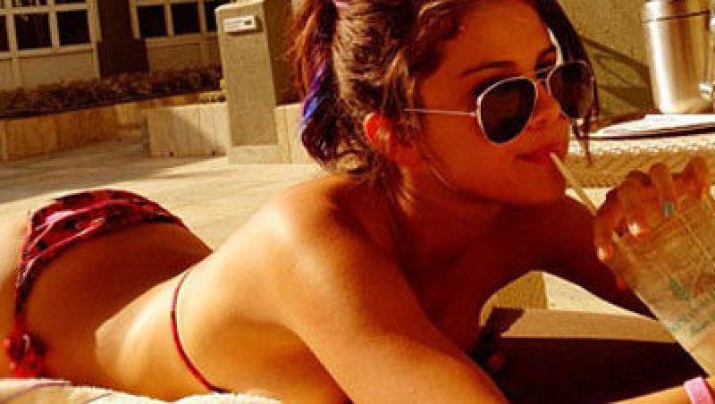 FOTO! Selena Gomez, cu posteriorul la bronzat