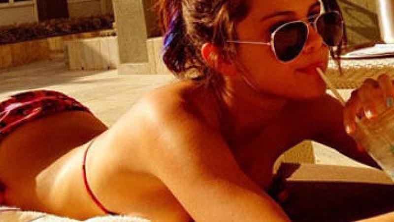 FOTO! Selena Gomez, cu posteriorul la bronzat