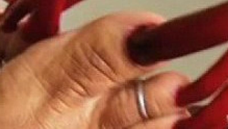 SUA: Vezi femeia cu cele mai LUNGI unghii din lume! Isi risca viata pentru ele