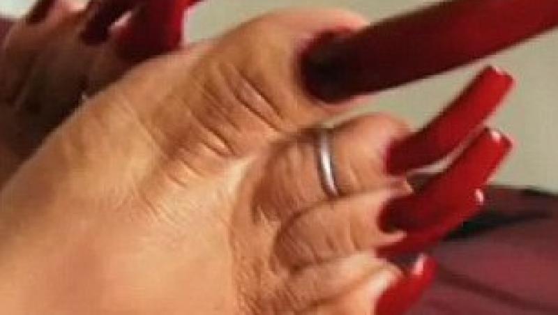 SUA: Vezi femeia cu cele mai LUNGI unghii din lume! Isi risca viata pentru ele
