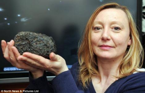 FOTO! O britanica a gasit un meteorit in curte