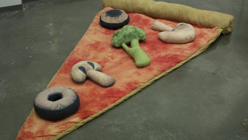 FOTO! Vezi patul in forma de felie de pizza!
