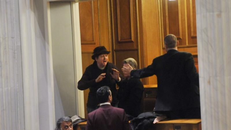 VIDEO! Basescu, huiduit in Parlament: I s-a cerut demisia de la balcon