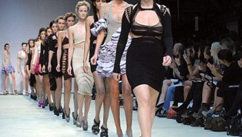 FOTO! Modelele voluptoase revin in trend la casa de moda Chanel