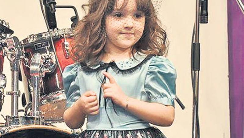 La doar 3 ani, fiica lui Adrian Cristea face o mica avere din modelling