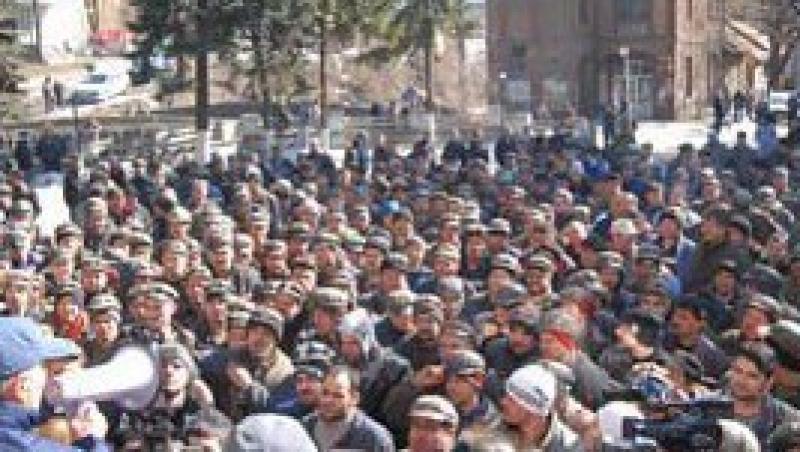 UPDATE! A treia zi de proteste in Petrosani: Minerii, in mars spre defileul Jiului