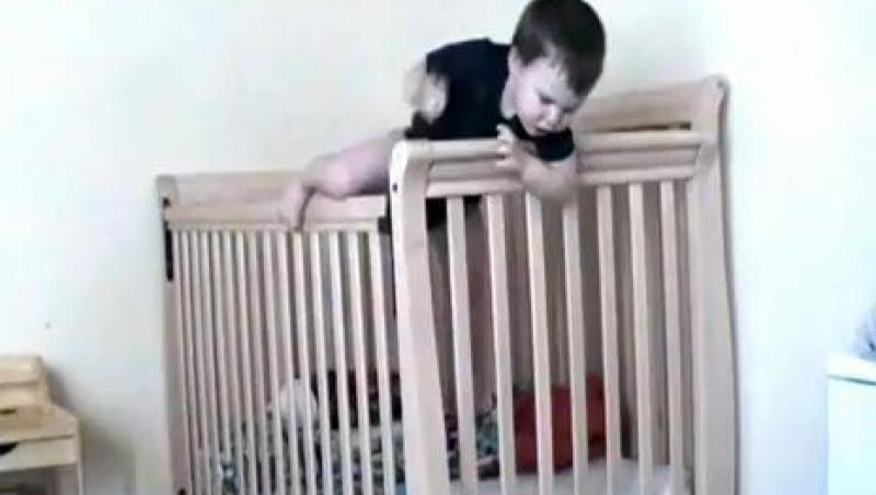 VIDEO! Vezi cum evadeaza un bebelus din patut!
