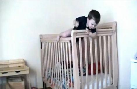 VIDEO! Vezi cum evadeaza un bebelus din patut!