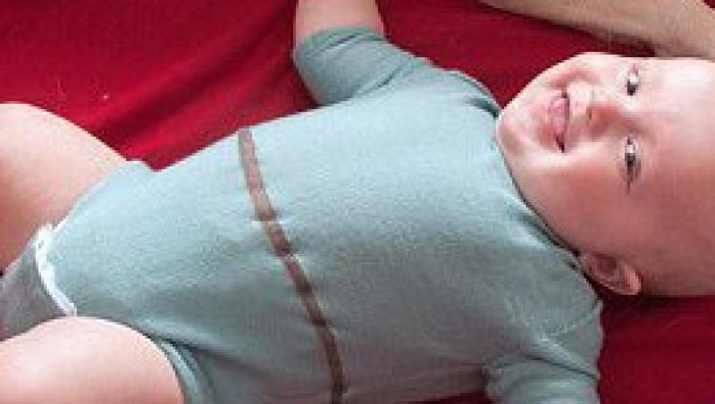 S-au inventat hainele inteligente care iti spun de ce plang bebelusii