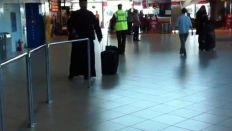 VIDEO! Cat de urat vorbeste un preot pe aeroportul din Otopeni