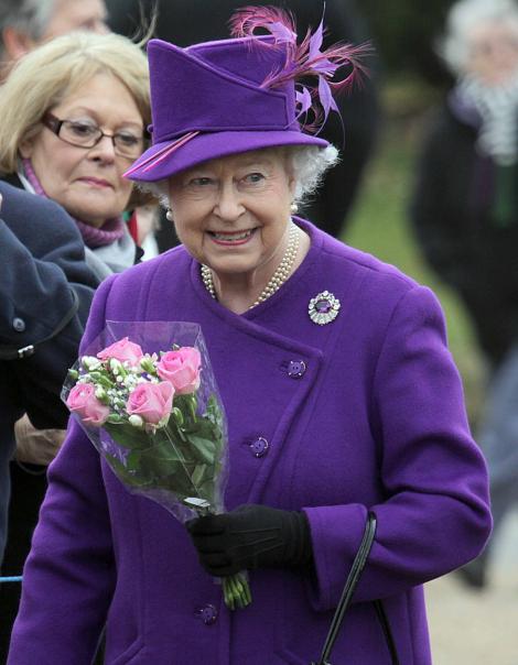 VIDEO! Regina Elisabeta, intre prezentari de moda si ceremonii religoase
