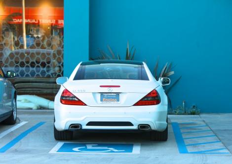 FOTO! Miley Cyrus si-a parcat masina in locul pentru handicapati!