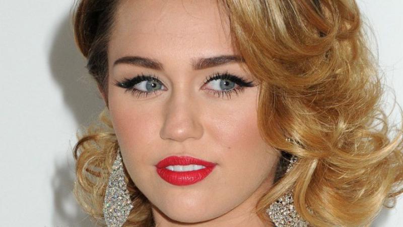 FOTO! Miley Cyrus si-a parcat masina in locul pentru handicapati!