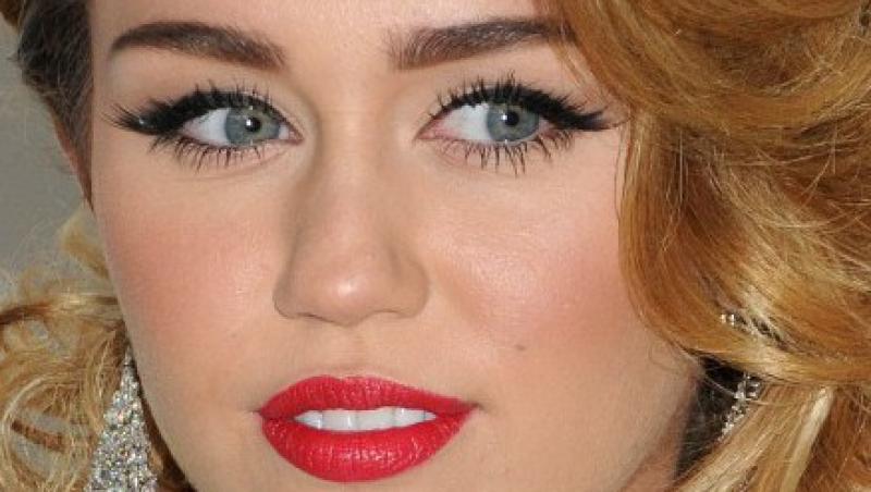 FOTO! Miley Cyrus si-a parcat masina in locul pentru handicapati!