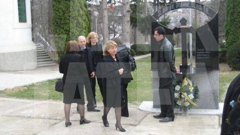 VIDEO! Udrea, Boc, Anastase si Blaga, la inmormantarea soacrei lui Traian Basescu