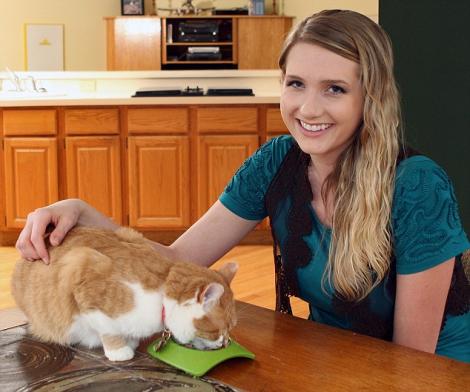 O tanara s-a vindecat de anorexie cu ajutorul pisicii ei