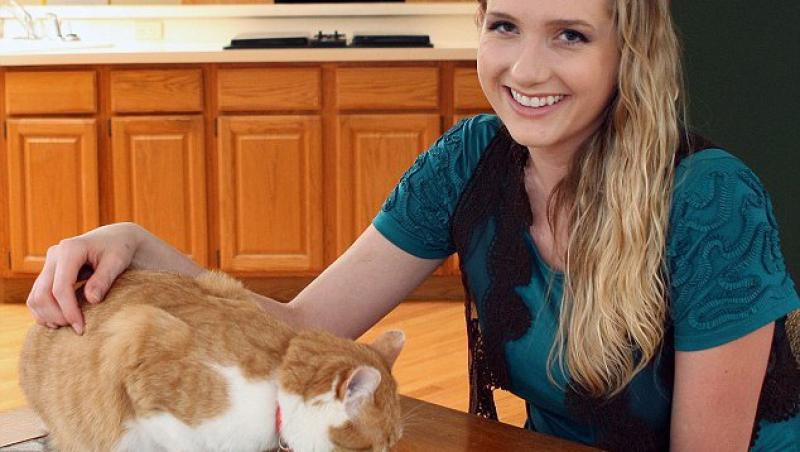 O tanara s-a vindecat de anorexie cu ajutorul pisicii ei