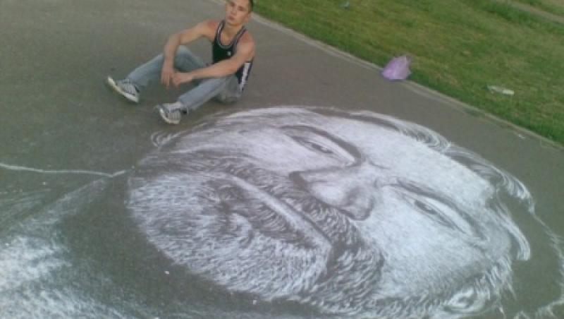 La 20 de ani a devenit un artist celebru in Rusia: Picteaza pe trotuar