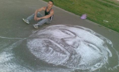 La 20 de ani a devenit un artist celebru in Rusia: Picteaza pe trotuar