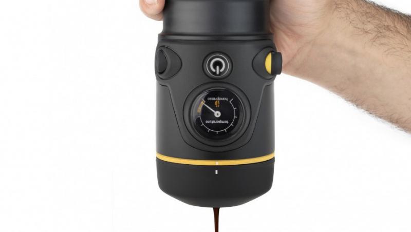 FOTO! Vezi dispozitivul portabil care prepara cafeaua!