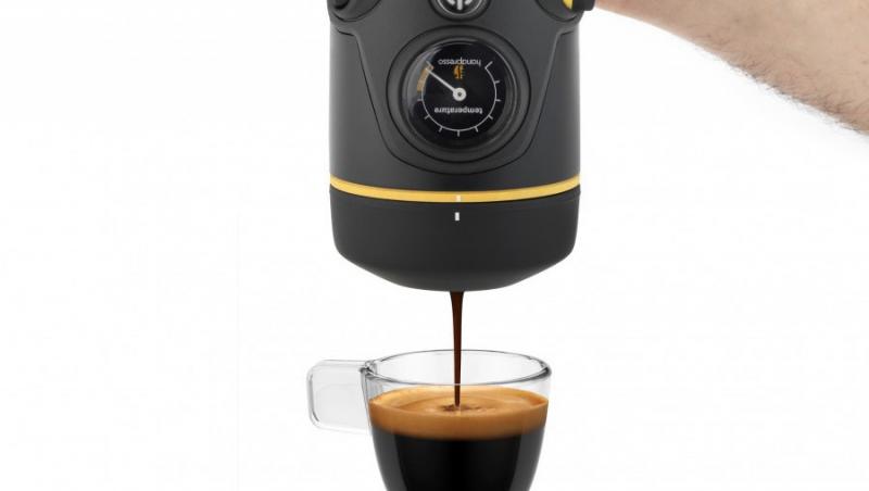 FOTO! Vezi dispozitivul portabil care prepara cafeaua!