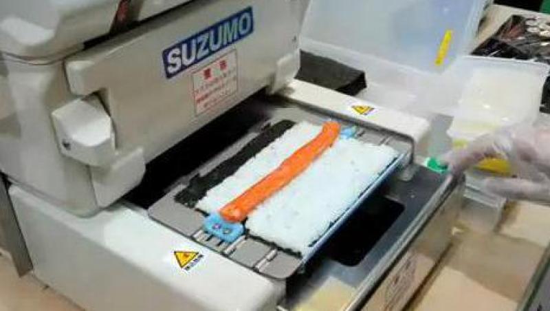 Pericol pentru bucatari. Un robot face sushi pe banda rulanta